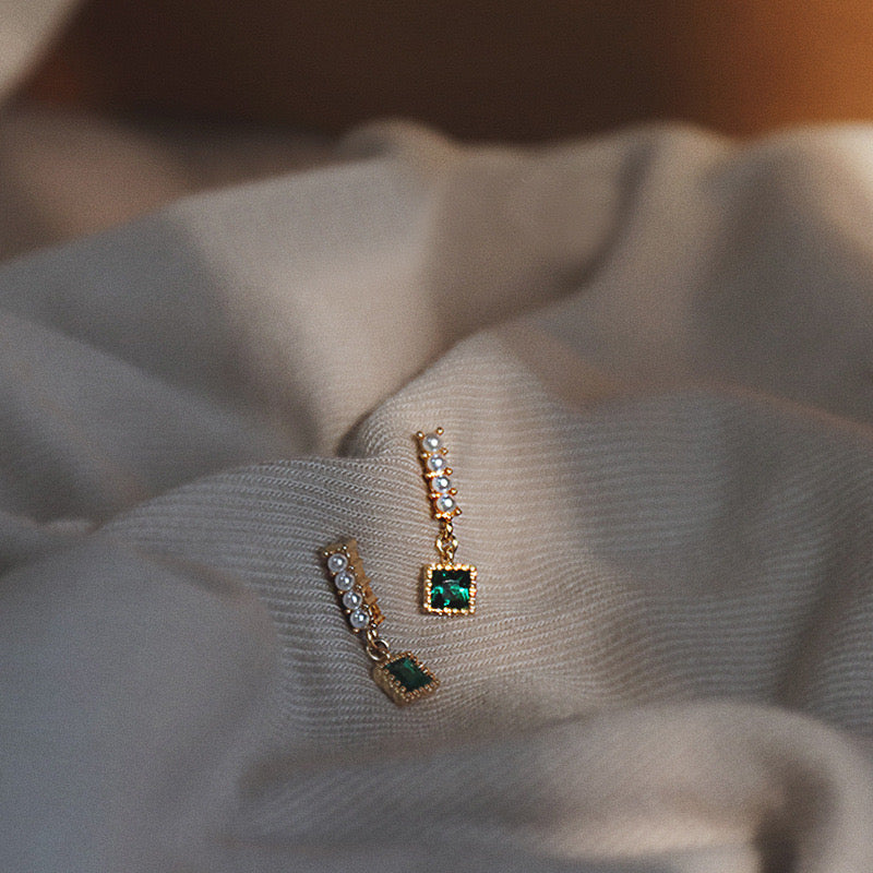 Mini pearl emerald zircon earrings