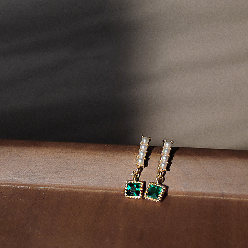 Mini pearl emerald zircon earrings