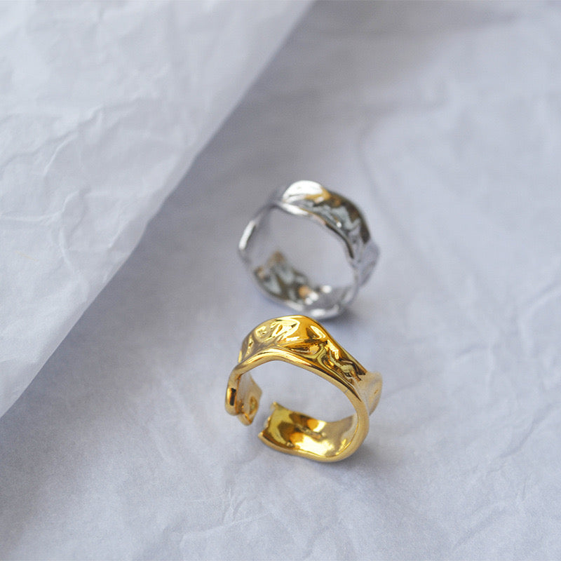 Irregular wavy open ring in gold tone