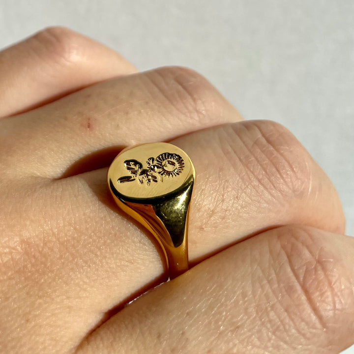 Ring mit gravierter Blume 18k vergoldet