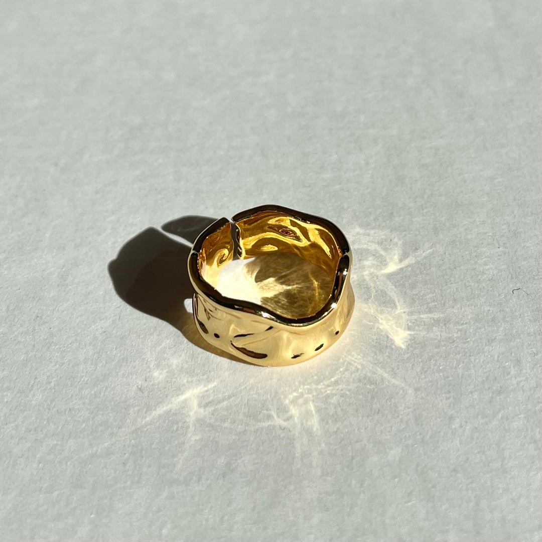 Irregular wavy open ring in gold tone